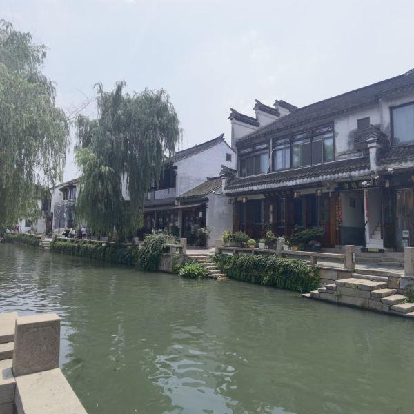 迪丽热巴被挖逆天婴儿照 粉丝力挺没整容从小美到大